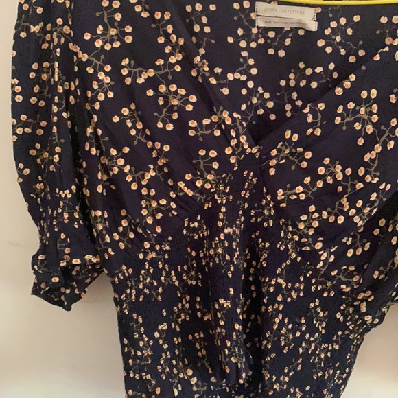 Urban Outfitters Smocked V Neck Top - M - Picture 3 of 4